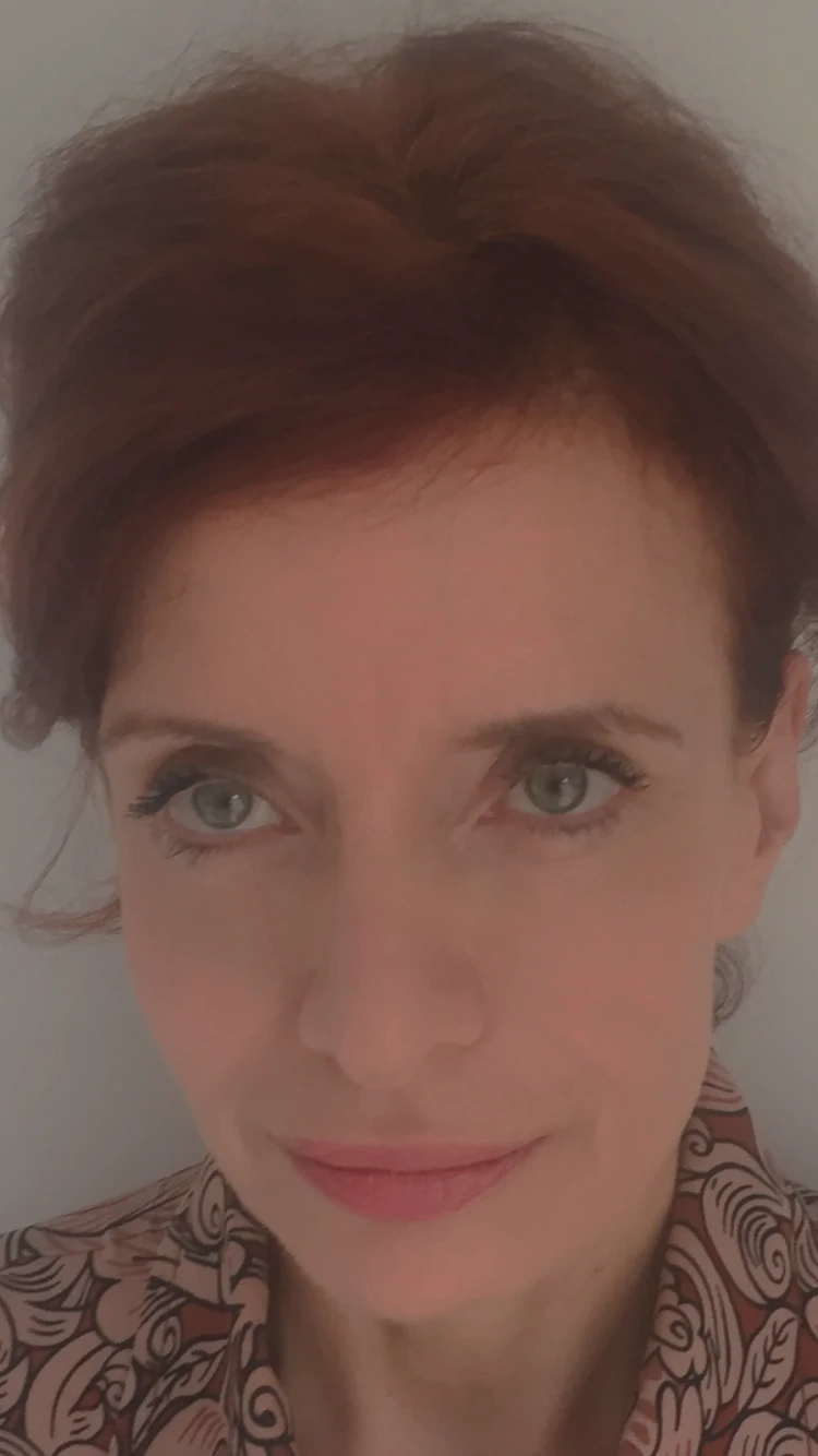 Laura rivolta profilo